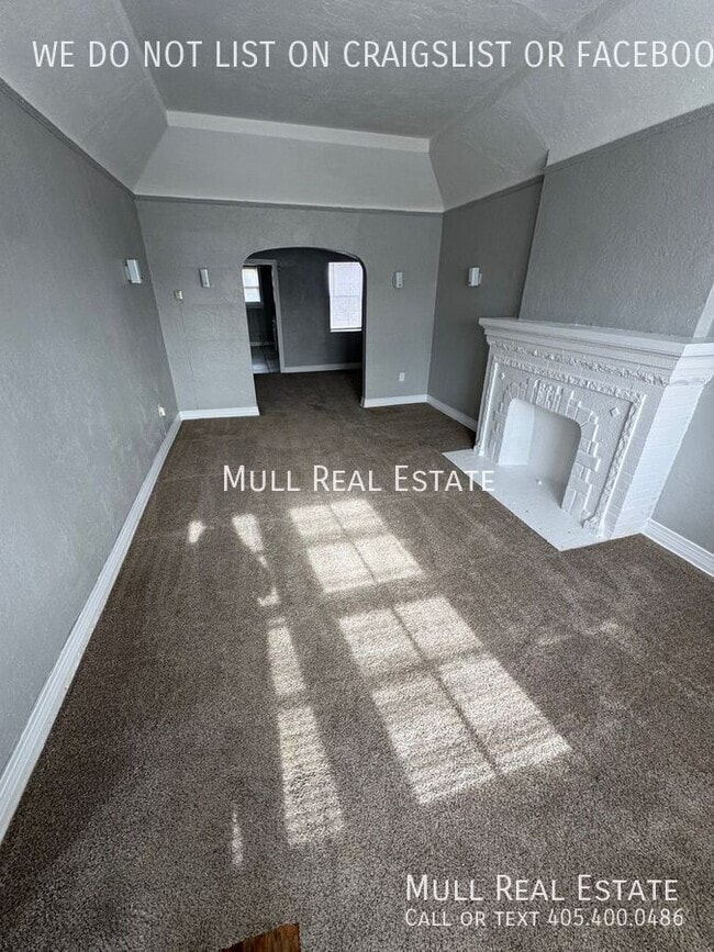 Building Photo - 825 NE 24th St