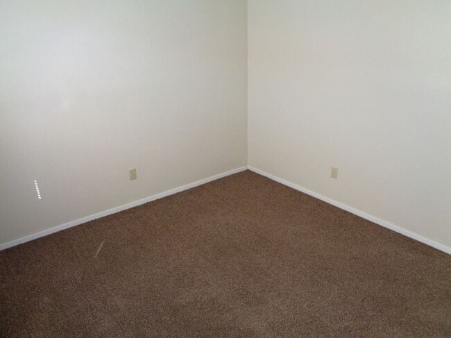 Building Photo - Adorable Single Level Eastside Duplex With...