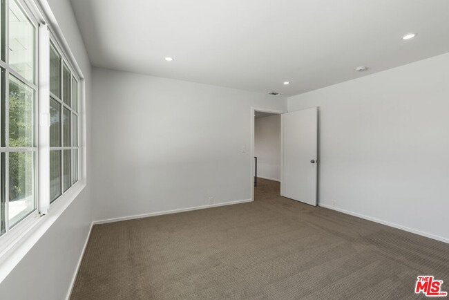 Building Photo - 3062 Arrowhead Dr