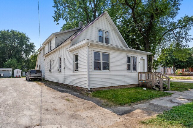 Building Photo - 1100 N Van Buren St