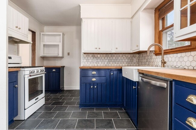 Building Photo - 51 E Schreyer Pl