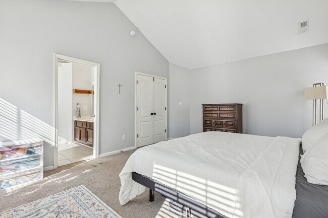 Building Photo - Bright, Clean & Convenient - Perfect 4 Bedroom Home in Chesapeake