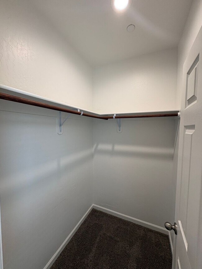 Building Photo - NW Visalia Home For Rent! Close to sports park & shopping centers!