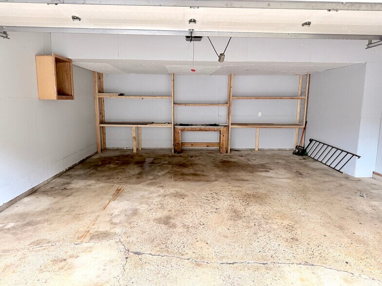Oversized 2-car garage - 16199 Flagstaff Ct S
