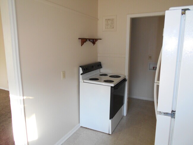 Building Photo - 804 S Crestway St