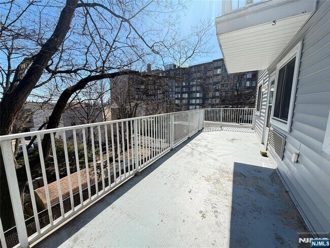 Building Photo - 10 Palisade Ave