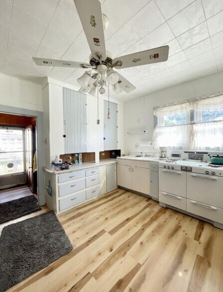 Building Photo - 806 E Loomis St