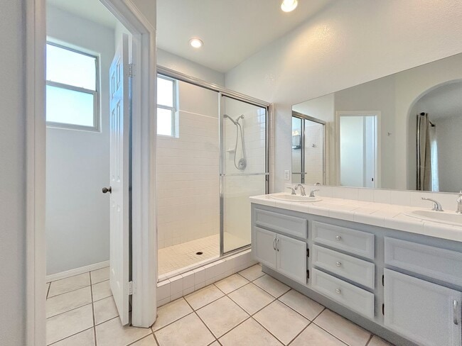 Building Photo - Beautiful 3BD/2.5BA W/ Attached Garage and In-Unit Laundry in Pacific Beach!