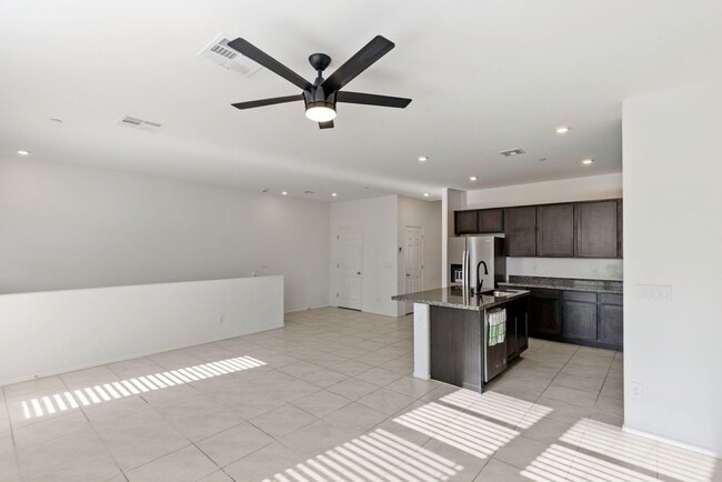 Building Photo - LIKE NEW 3 BEDROOM TOWNHOME