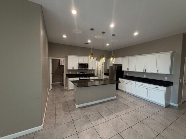 Building Photo - 40916 W Shaver Dr
