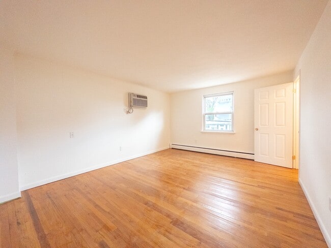 Living Room | Madison Ave Apts - Madison Ave Apartments