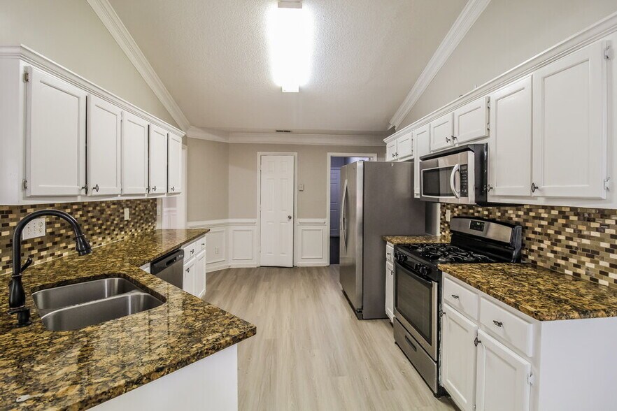 Building Photo - 2611 Fort Apachee Ct