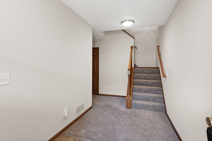 Building Photo - 6860 Meadow Grass Ln S