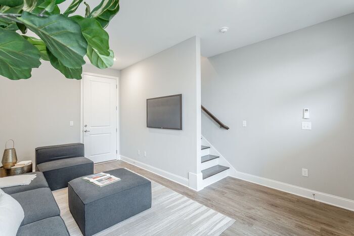 Building Photo - 2316 E 18th St Pl