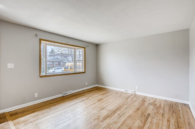 Building Photo - Recently Remodeled 4 bedroom, 2 bath Ranch Style Boulder House