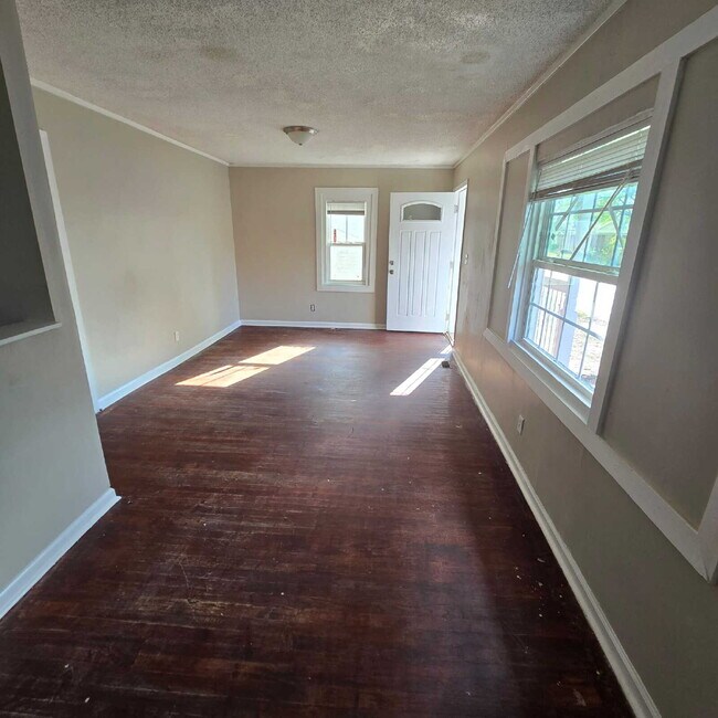 Building Photo - "Full Brick 3-Bed Home on Monroe Avenue: In the Heart of Macon!"