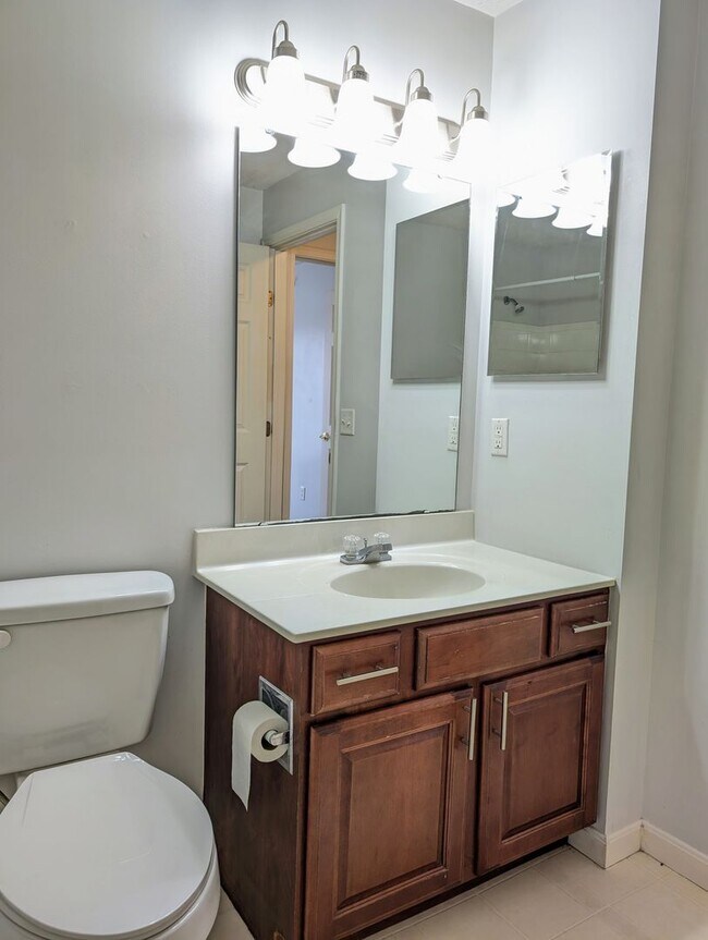 Building Photo - AVAILABLE NOW- Convenient 2 Bed/2 Full Bath Condo in Beavercreek!