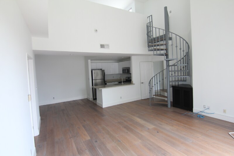 Building Photo - 884 Palm Ave