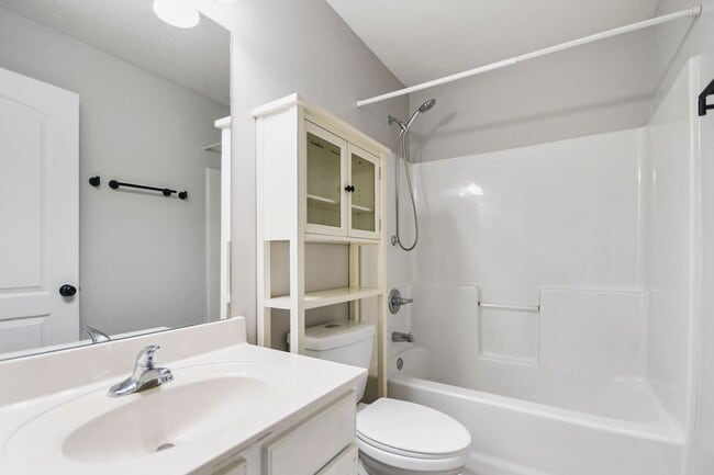 Building Photo - Dog Friendly Three Bedroom!