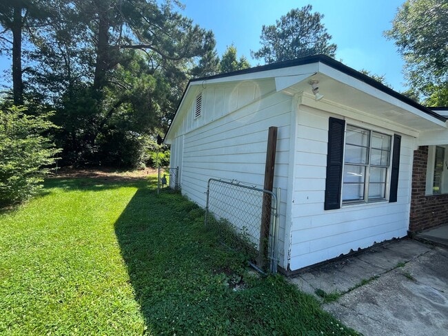 Building Photo - Beautiful Home Located Off Of Whitesville ...