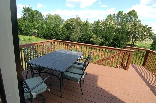 Building Photo - 2145 Manor View