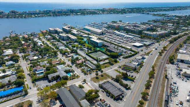 Building Photo - 300 Waterway Dr S