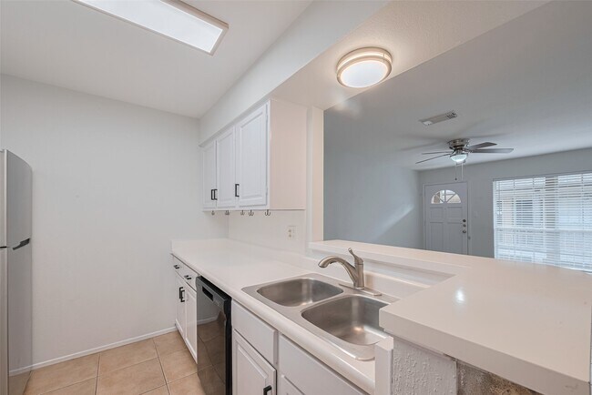 Building Photo - 811 Wax Myrtle Ln