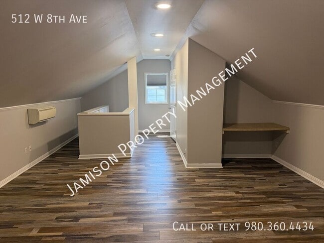 Building Photo - 512 W 8th Ave