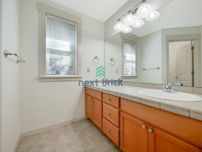 Building Photo - 4 bedroom, 2.5 Bathroom, 3 car garage Craftsman style home in Bellevue, WA