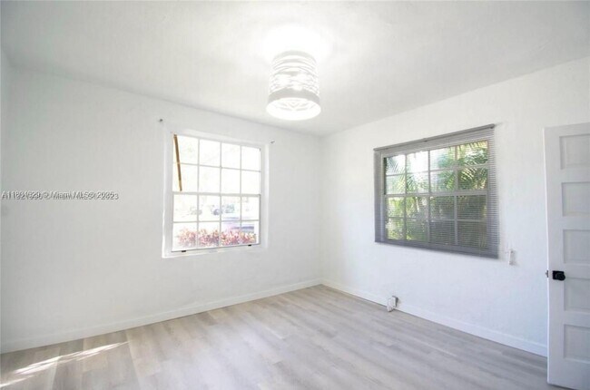 Building Photo - 3306 S Le Jeune Rd