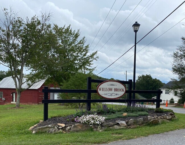 Building Photo - 170 S Willow Brook Dr