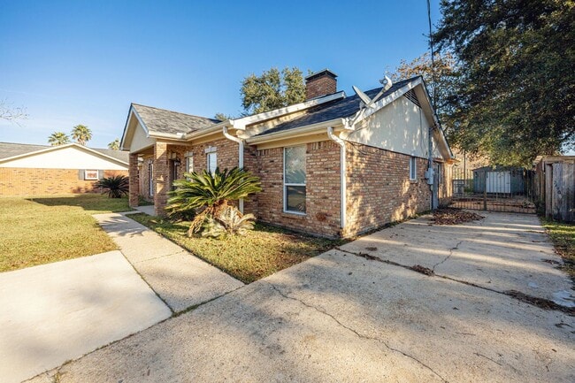 Building Photo - 3 Bedroom 2 Bath Back Bay Luxury Rental Home