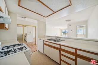 Building Photo - 1519 N Martel Ave