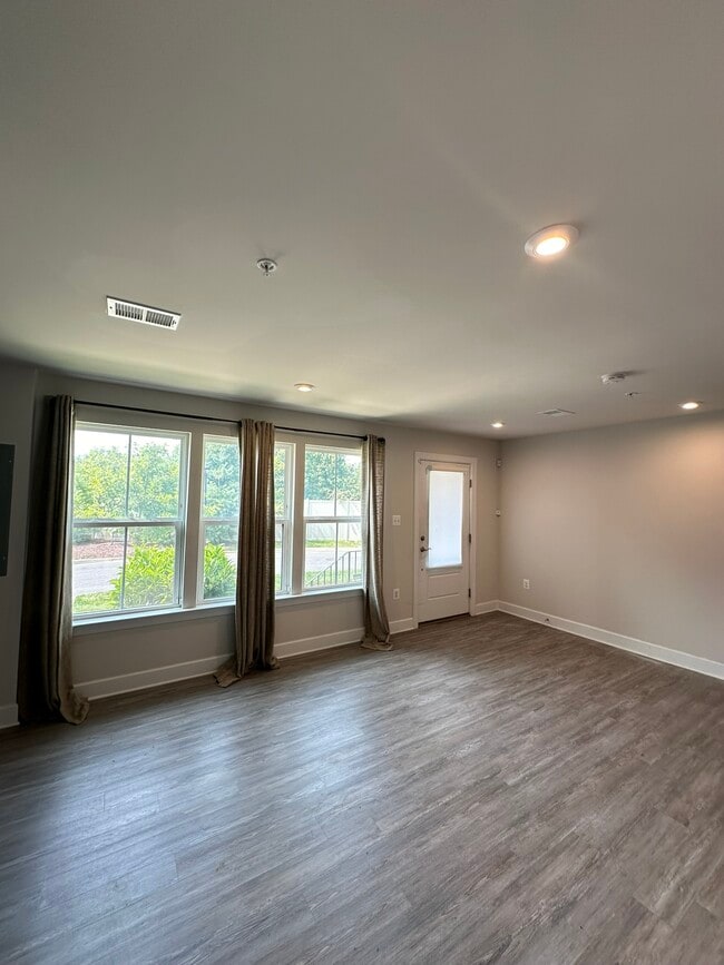 Building Photo - 131 Albany Pl