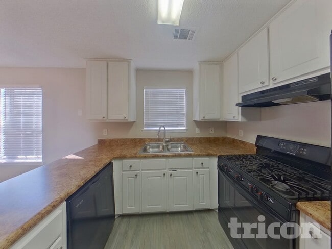 Building Photo - 2024 Meadow Glen Cir