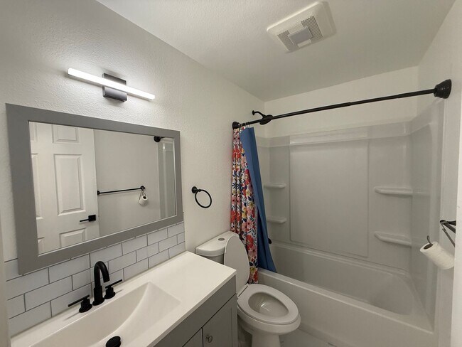 Building Photo - Beautifully Renovated 2 Bed/1.5 bath Condo Edmonds, WA. $2600/mo.