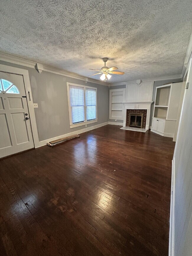 Building Photo - Charming 3 bed/1 bath in the city!