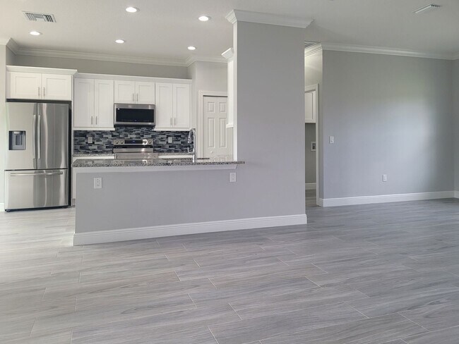Building Photo - 4 Bedrooms and 2 Bathrooms