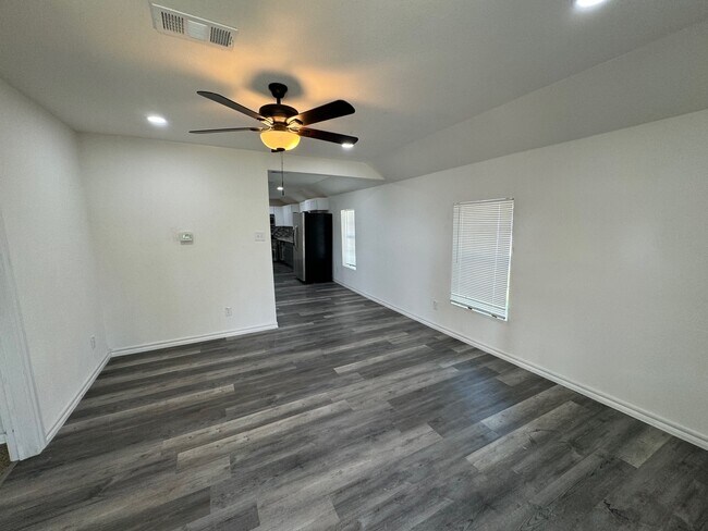 Building Photo - 1504 NW Taylor Ave