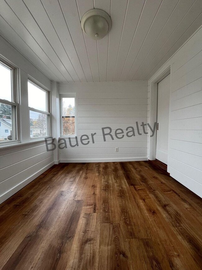 Building Photo - Beautiful 4 Bedroom on Ashland's South Side