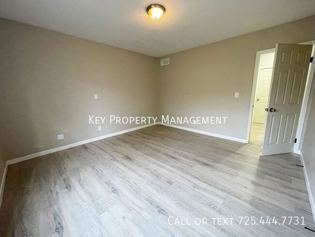 Building Photo - MODERN 2 BED, 1.5 BATH TOWNHOME LOCATED IN...