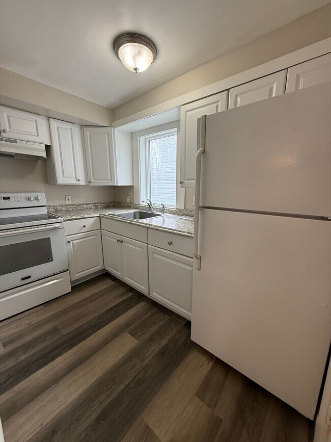 Building Photo - 206 Connors St