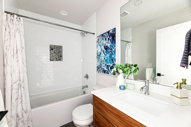 Building Photo - Madrona Townhouse