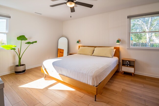 Building Photo - BEACH HOME NOW AVAILABLE-SHORT OR LONG-TERM