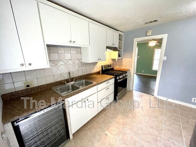 Building Photo - 1316 Caruth Dr