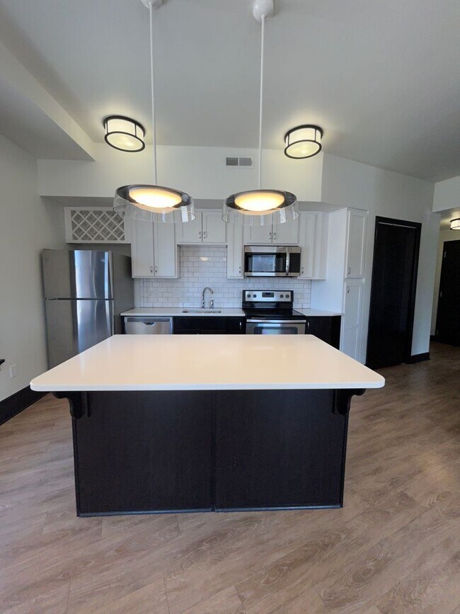 Building Photo - Luxury Downtown Living | Spacious 1-Bedroom 1-Bathroom Loft