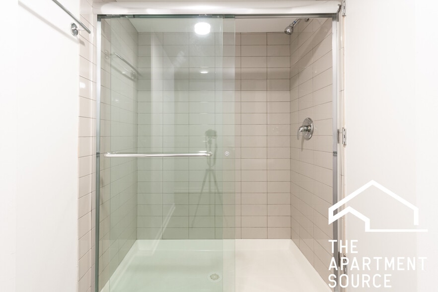 Building Photo - 932 W Dakin St