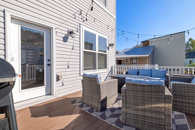 Building Photo - Luxury 3-Bedroom, 4-Bathroom House in Sout...