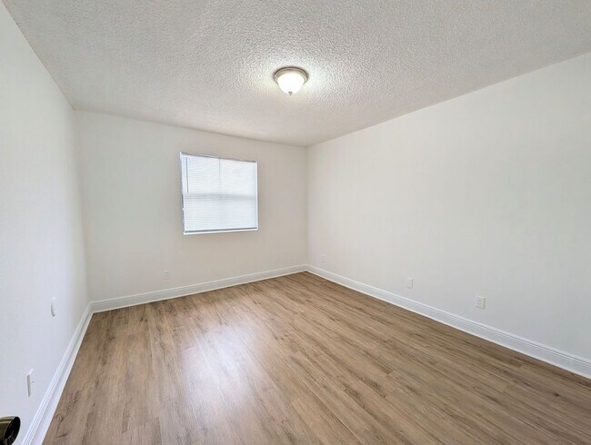 Building Photo - Bright 1BR/1BA Condo – Convenient Kendall Location