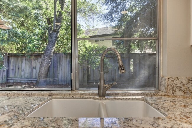 Building Photo - STUNNING 4BD / 2.5BTH SINGLE FAMILY RIGHT ...